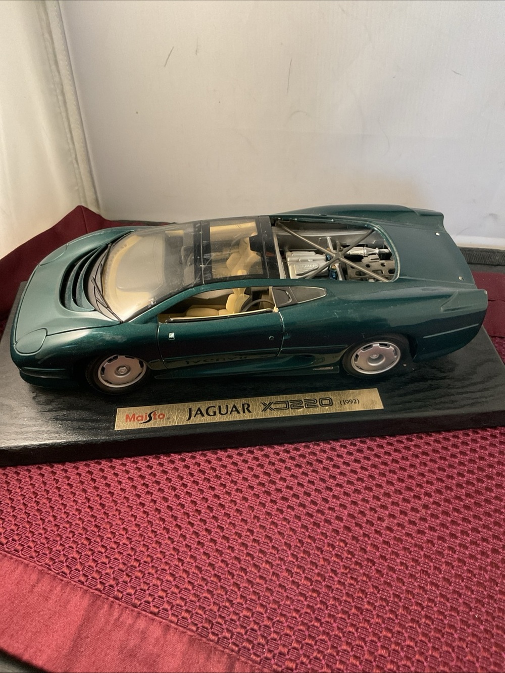 Maisto Jaguar XJ220 Green Die-Cast Model Car